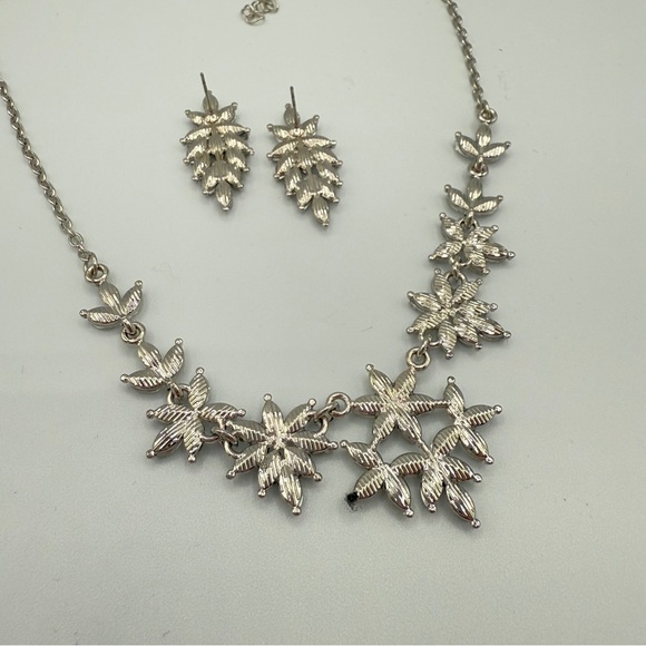 Elegant Silver Floral Necklace and Earring Set - Picture 7 of 11